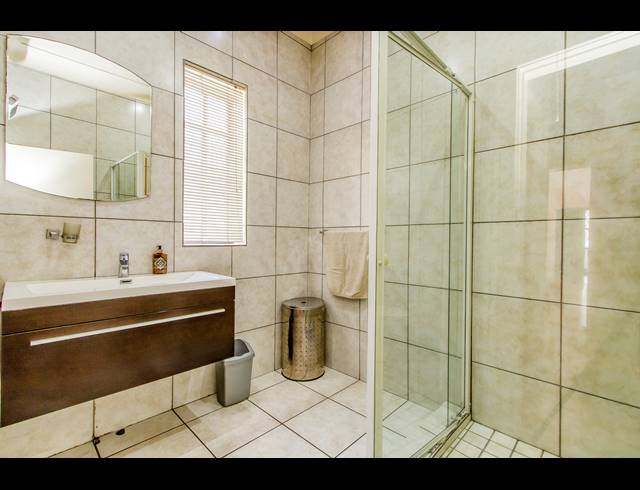 5 BEDROOM HOUSE FOR SALE IN HOUGHTON ESTATE
